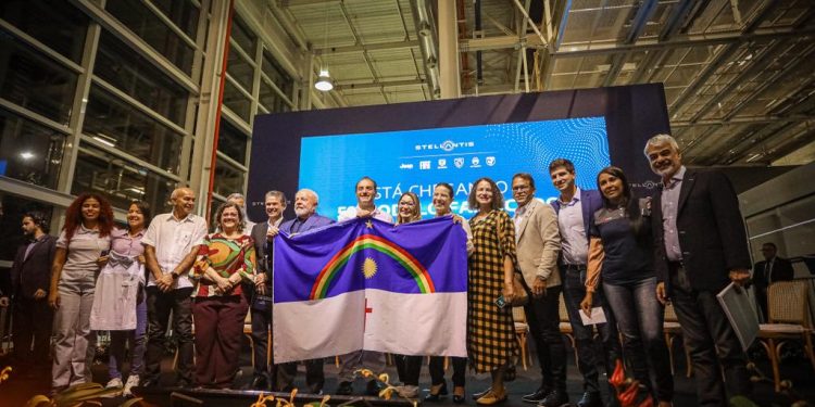 Em Goiana, governadora Raquel Lyra participa de visita ao Polo Automotivo Stellantis ao lado do presidente Lula