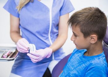 Especialista fala sobre a importância do acompanhamento odontológico na infância e adolescência