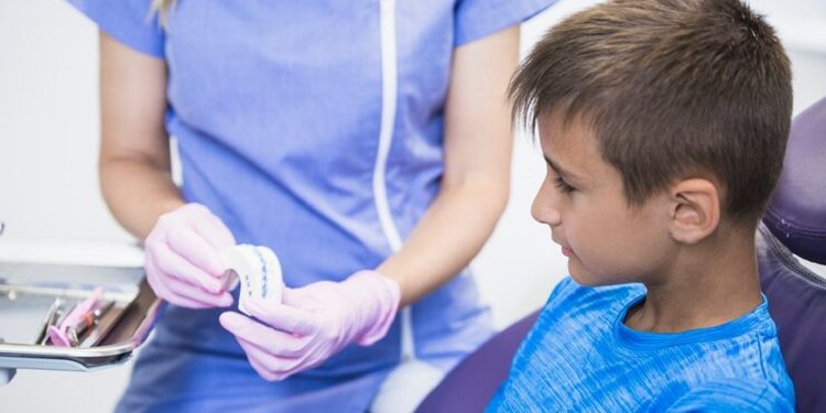 Especialista fala sobre a importância do acompanhamento odontológico na infância e adolescência