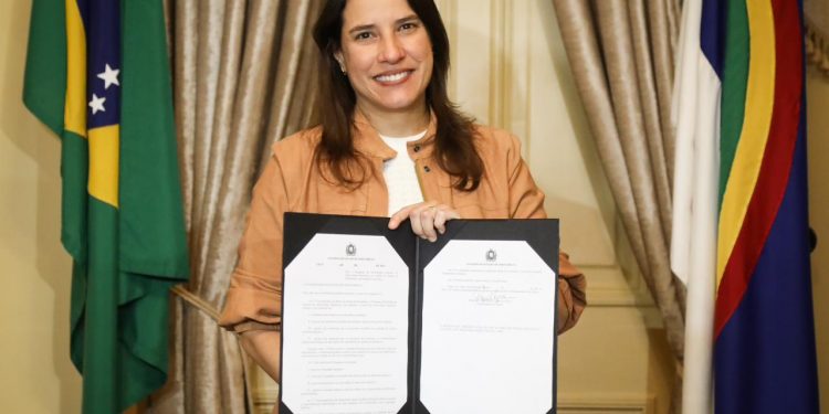 Governadora Raquel Lyra sanciona lei que institui programa de distribuição gratuita de absorventes higiênicos