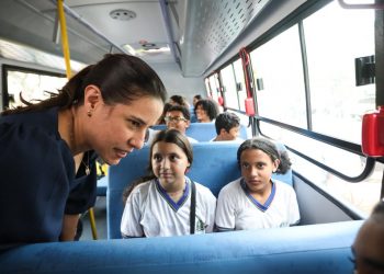 Governadora Raquel Lyra entrega 101 ônibus escolares aos municípios de Pernambuco