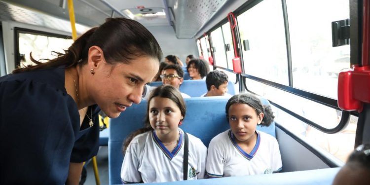 Governadora Raquel Lyra entrega 101 ônibus escolares aos municípios de Pernambuco