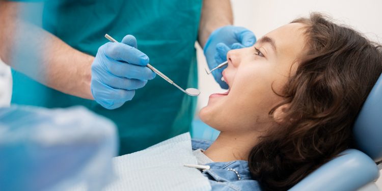 Campanha Julho Laranja reforça importância dos cuidados com a saúde bucal infantojuvenil