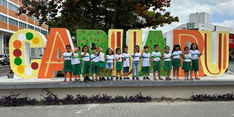 Crianças celebram “Agosto: Mês da Primeira Infância”, com pintura artística no letreiro principal de Caruaru