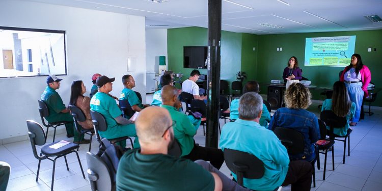 Formação com motoristas de transportes coletivos está sendo realizada pela Prefeitura de Caruaru