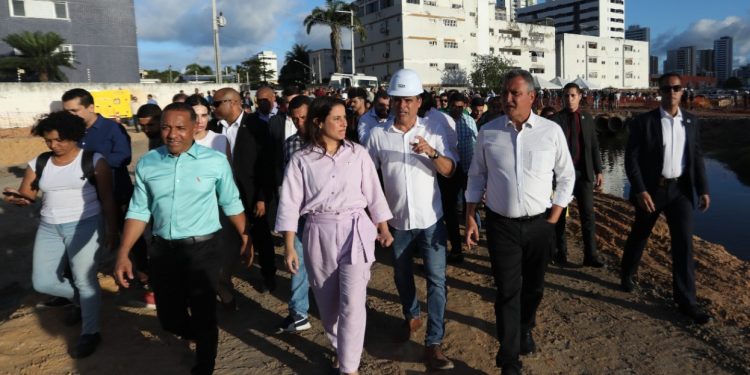 Em Olinda, governadora Raquel Lyra visita obras do Canal do Fragoso ao lado do ministro Rui Costa