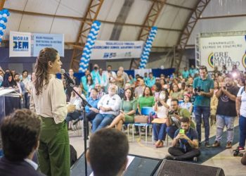 Governadora Raquel Lyra entrega 162 títulos de propriedade a famílias de Glória do Goitá