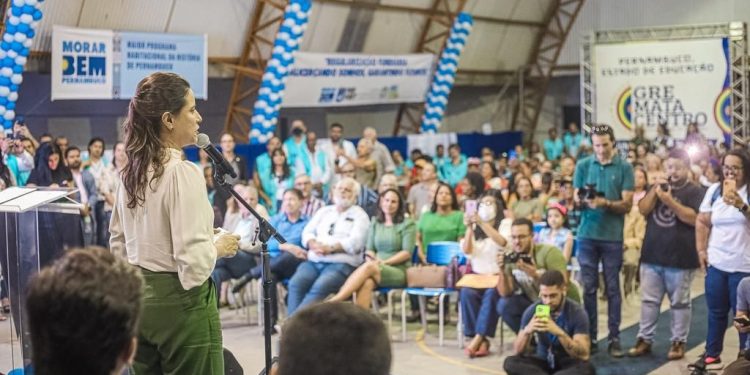 Governadora Raquel Lyra entrega 162 títulos de propriedade a famílias de Glória do Goitá