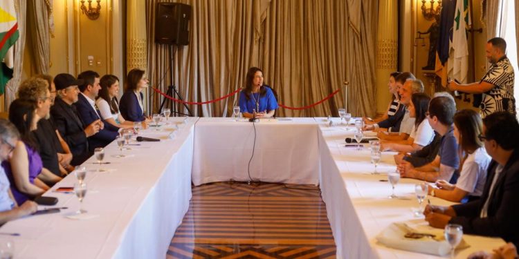 Governadora Raquel Lyra se reúne com artistas e organizadores do Cine PE para debater investimentos na cultura do Estado