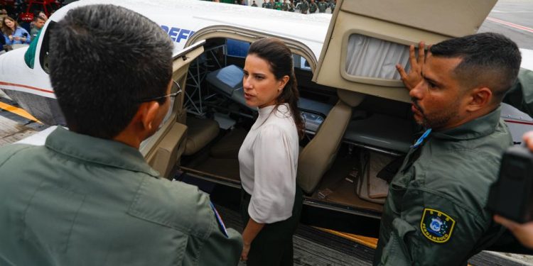 Governadora Raquel Lyra entrega primeiro avião para reforçar as operações de segurança no Estado
