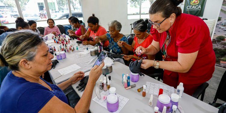 Programa Ceaca Alimenta capacita 24 mulheres em curso de esmaltação