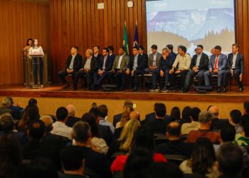 Governadora Raquel Lyra anuncia, ao lado do ministro Silvio Costa Filho, investimento de R$ 1,6 bilhão para instalação de terminal de contêineres em Suape
