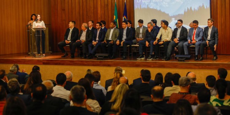 Governadora Raquel Lyra anuncia, ao lado do ministro Silvio Costa Filho, investimento de R$ 1,6 bilhão para instalação de terminal de contêineres em Suape