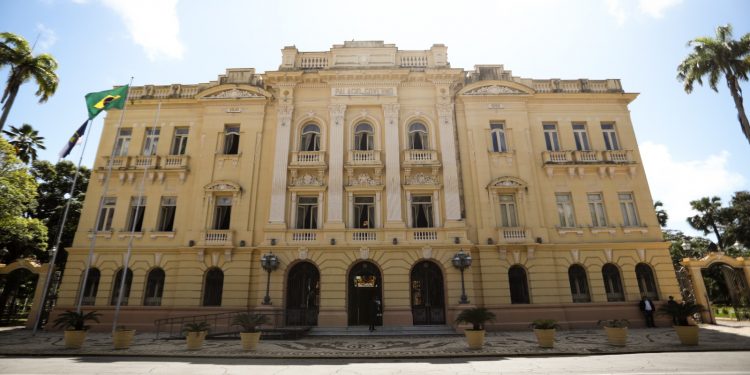 Governadora Raquel Lyra anuncia antecipação do pagamento da folha de outubro para a próxima sexta-feira (27) em homenagem ao Dia dos Servidores