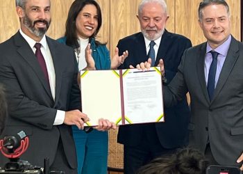 Ao lado do presidente Lula, governadora Raquel Lyra comemora assinatura da ordem de serviço da duplicação da BR-423