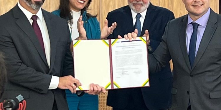 Ao lado do presidente Lula, governadora Raquel Lyra comemora assinatura da ordem de serviço da duplicação da BR-423