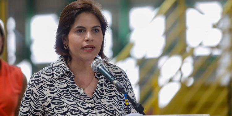Governadora em exercício, Priscila Krause destaca Pernambuco como maior gerador de empregos do Nordeste em inauguração na fábrica Saint-Gobain