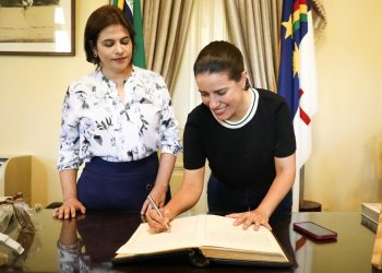 Governadora Raquel Lyra transmite cargo à vice-governadora Priscila Krause e embarca para COP 28, em Dubai