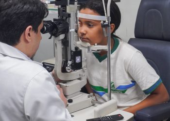 Prefeitura de Caruaru realiza exames oftalmológicos com alunos de escola municipal da Vila Peladas