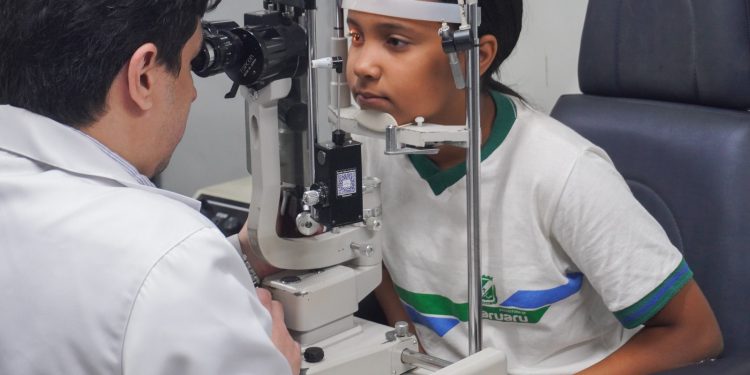 Prefeitura de Caruaru realiza exames oftalmológicos com alunos de escola municipal da Vila Peladas