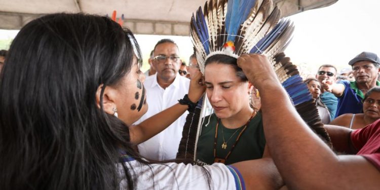 Juntos pela Educação: em Águas Belas, governadora Raquel Lyra entrega quadra em escola indígena e vistoria terreno onde será construída nova escola para a comunidade Fulni-ô