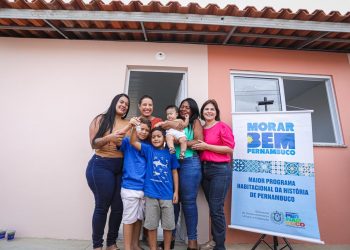 Morar Bem PE: governadora Raquel Lyra entrega chave de 40 novas residências e 422 títulos de propriedade a famílias de Caruaru
