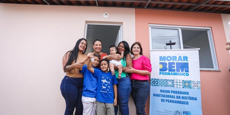 Morar Bem PE: governadora Raquel Lyra entrega chave de 40 novas residências e 422 títulos de propriedade a famílias de Caruaru