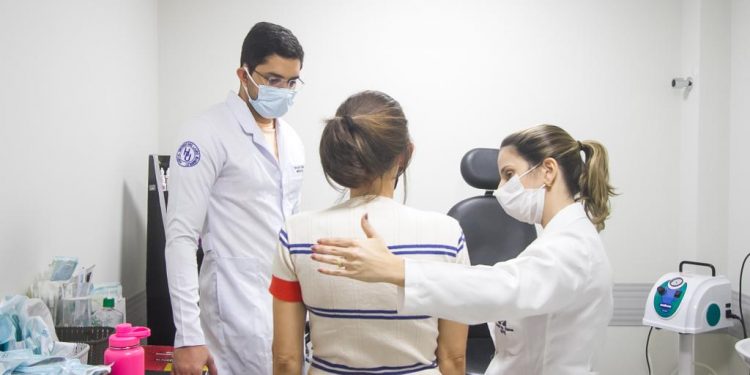 Mais reforço para a saúde: Governo de Pernambuco nomeia 283 profissionais de várias especialidades