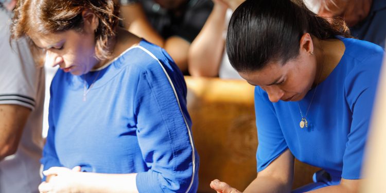 No dia de Nossa Senhora da Conceição, governadora Raquel Lyra participa de missa na 119ª Festa do Morro