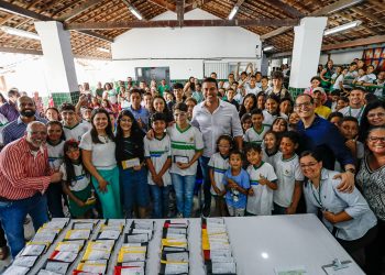 83 óculos são entregues a estudantes da Escola Mestre Vitalino