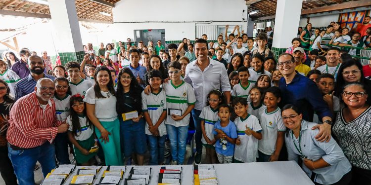 83 óculos são entregues a estudantes da Escola Mestre Vitalino