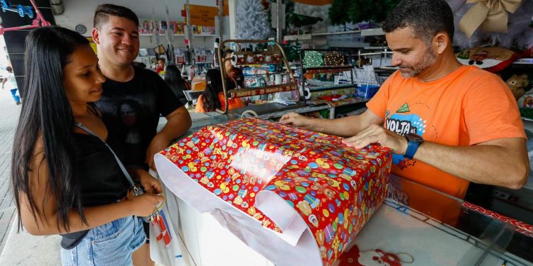 Procon Caruaru orienta sobre troca de presentes natalinos