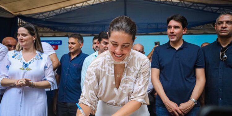 Governadora Raquel Lyra cumpre agenda em Paudalho e assina, simbolicamente, ordem de serviço do novo Santuário de São Severino do Ramos