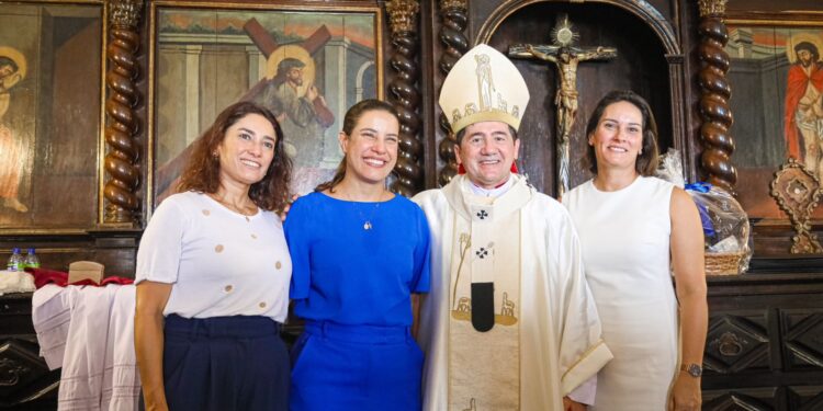 Governadora Raquel Lyra prestigia imposição do pálio a Dom Paulo Jackson