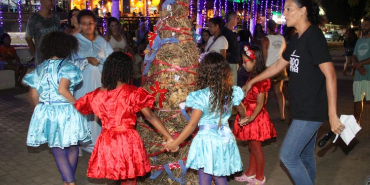 Noronha teve intensa programação natalina e encerra festividades com a queima simbólica da lapinha