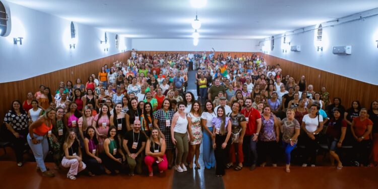 Merendeiras da rede municipal de ensino de Caruaru passam por qualificação