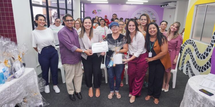 Prefeitura de Caruaru realiza formatura para alunas dos cursos de massoterapia, manicure e pedicure