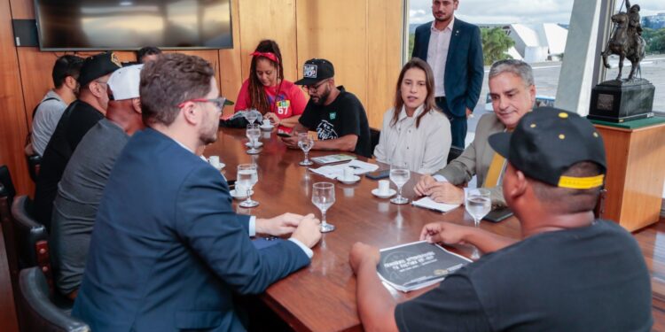 Em Brasília, governadora Raquel Lyra discute ações conjuntas com representantes da Construção Nacional do Hip-Hop