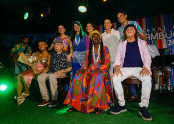 Homenageados do Carnaval de Pernambuco 2024 recebem troféus da governadora Raquel Lyra