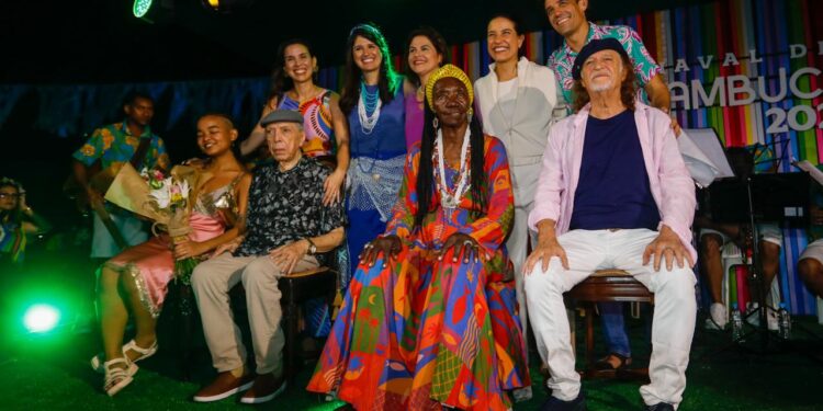 Homenageados do Carnaval de Pernambuco 2024 recebem troféus da governadora Raquel Lyra