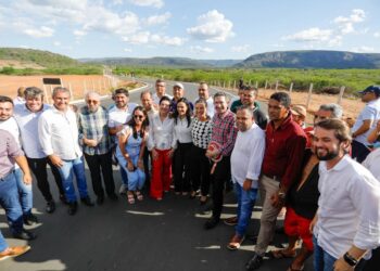 No Sertão de Itaparica, governadora Raquel Lyra leva água tratada pela primeira vez a Carnaubeira da Penha, entrega a requalificação da PE-425 e lança a edição 2024 do Programa CNH Rural