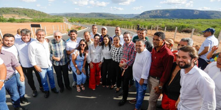 No Sertão de Itaparica, governadora Raquel Lyra leva água tratada pela primeira vez a Carnaubeira da Penha, entrega a requalificação da PE-425 e lança a edição 2024 do Programa CNH Rural