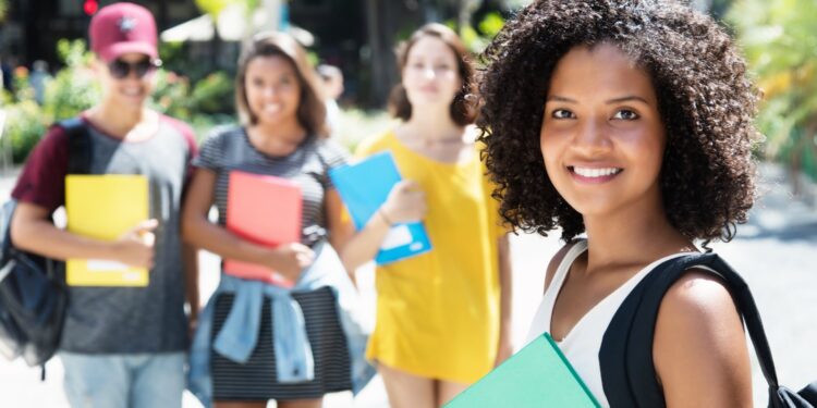 Universitários de Pernambuco têm até dia 29 para solicitar ou renovar financiamento estudantil no BNB