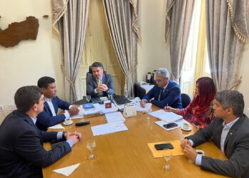 Governo de Pernambuco recebe comissão de deputados e apresenta data para mesa geral de negociação