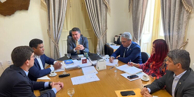 Governo de Pernambuco recebe comissão de deputados e apresenta data para mesa geral de negociação