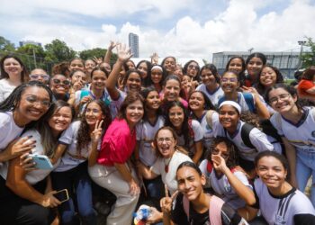 No Dia da Mulher, governadora Raquel Lyra participa de ação social promovida pelo Governo de Pernambuco e lança o Centro de Desenvolvimento do Futebol Feminino