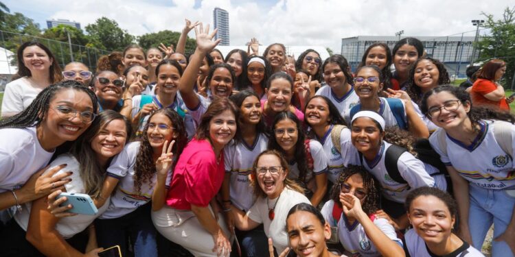 No Dia da Mulher, governadora Raquel Lyra participa de ação social promovida pelo Governo de Pernambuco e lança o Centro de Desenvolvimento do Futebol Feminino