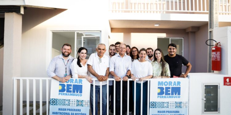 Morar Bem PE: governadora Raquel Lyra entrega chaves de imóveis a famílias beneficiadas pelo Entrada Garantida em Petrolina