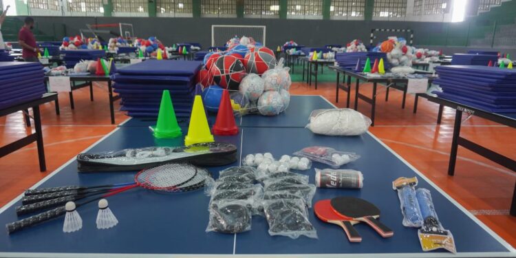Secretaria de Educação e Esportes de Caruaru faz entrega de kits esportivos às unidades municipais