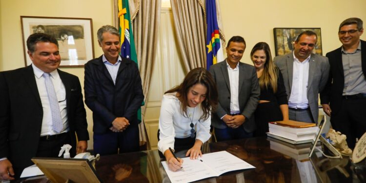 Governadora Raquel Lyra assina ordem de serviço da obra de pavimentação da PE-211, em Alagoinha